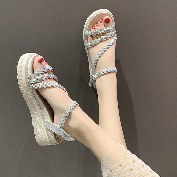 Γυναικεία σανδάλια με διακοσμητικές πέτρες και ψηλή σόλα