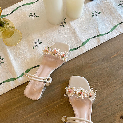 Νέο μοντέλο γυναικεία σανδάλια με τρισδιάστατη διακόσμηση και διαφανή τακούνι