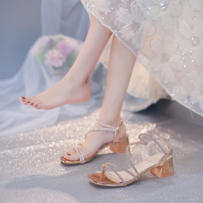 Κομψά γυναικεία σανδάλια με διακοσμητικές πέτρες και αγκράφα