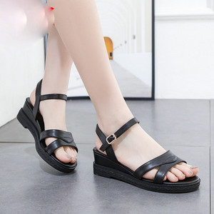 Ležerne ženske sandale s ravnim đonom i remenom od eko kože