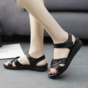 Ležerne ženske sandale s ravnim đonom i remenom od eko kože