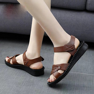 Ležerne ženske sandale s ravnim đonom i remenom od eko kože