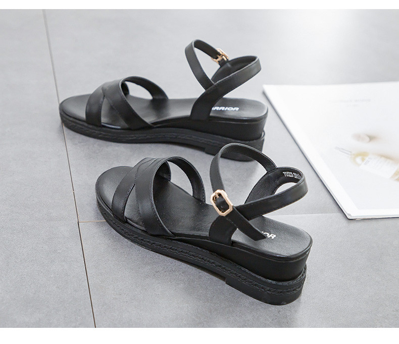 Ležerne ženske sandale s ravnim đonom i remenom od eko kože