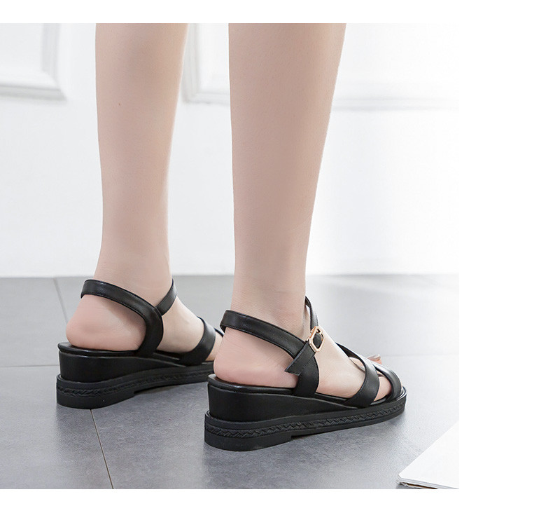 Ležerne ženske sandale s ravnim đonom i remenom od eko kože