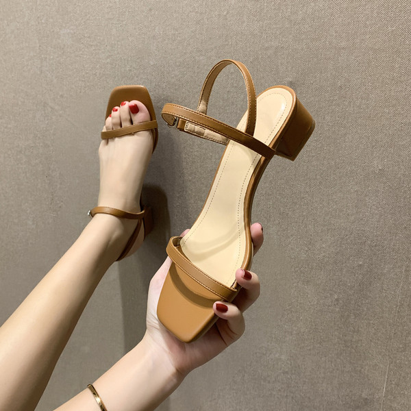 Ženske sandale od eko kože sa tankim lancima i petom 3 cm