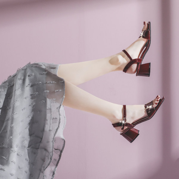 Ženske moderne sandale sa debelom petom i kamenčićima