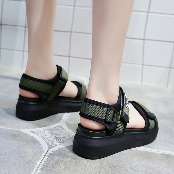 Sieviešu mākslīgās ādas sandales ar velcro un uzrakstu