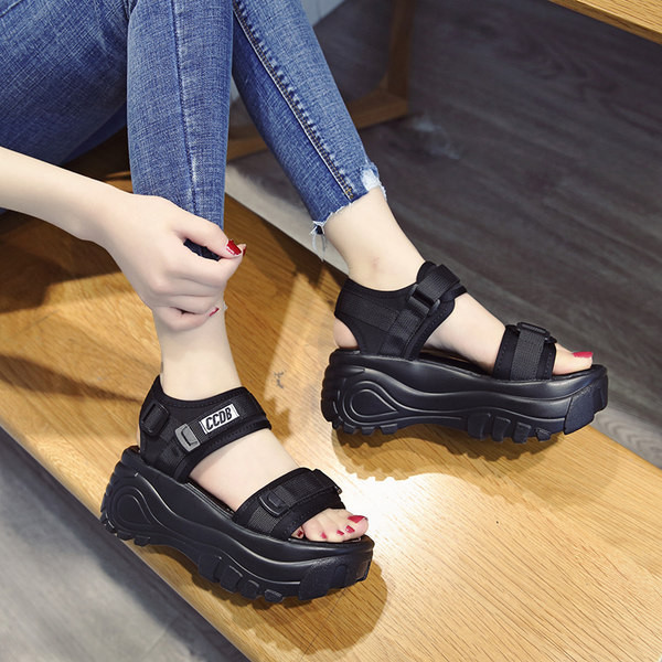 Γυναικεία casual σανδάλια με τραχιά σόλα και βέλκρο