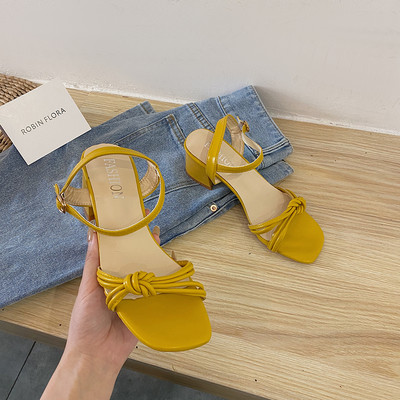 Sieviešu mākslīgās ādas sandales ar biezu papēdi un 3D elementu