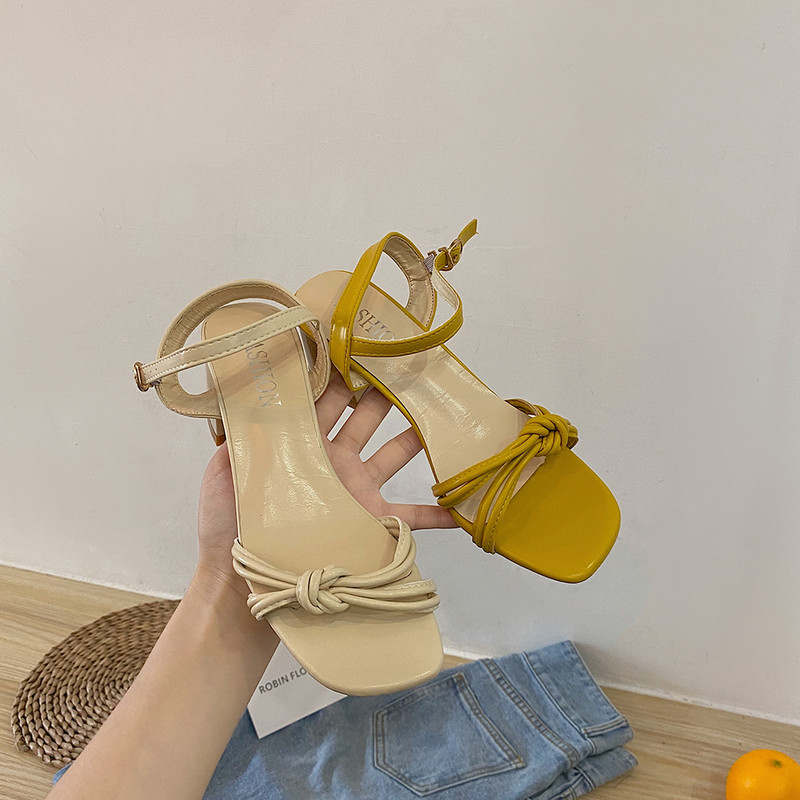 Sieviešu mākslīgās ādas sandales ar biezu papēdi un 3D elementu