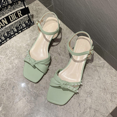 Γυναικεία casual σανδάλια με διακόσμηση από πέρλες και τακούνι πάχους 5,5 cm