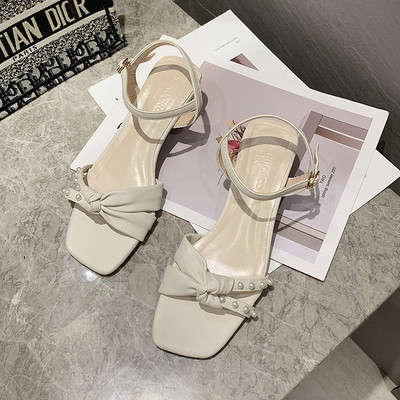 Γυναικεία casual σανδάλια με διακόσμηση από πέρλες και τακούνι πάχους 5,5 cm