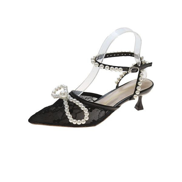 Izoštreni ženski model, čipkaste sandale sa ukrasnim perlicama