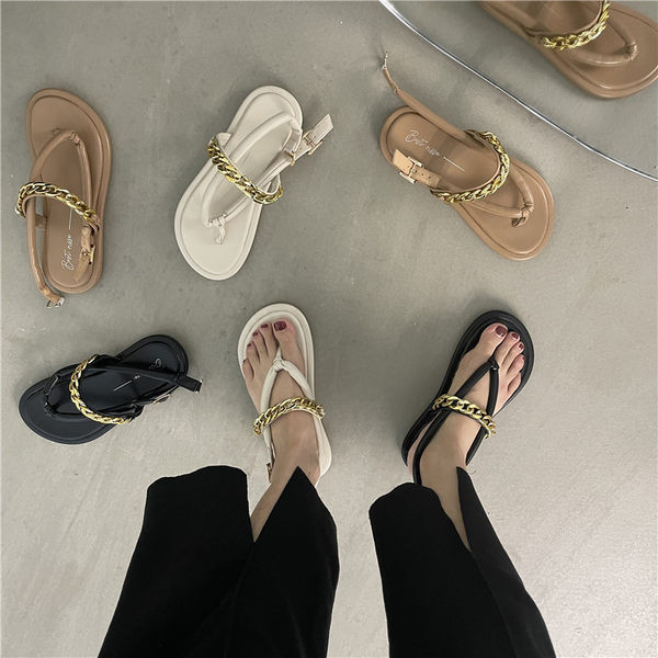 Casual γυναικεία σανδάλια από οικολογικό δέρμα με αλυσίδα