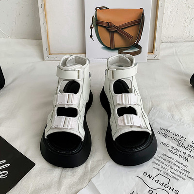 Καθημερινά σανδάλια με επίπεδη σόλα σε λευκό και μαύρο χρώμα