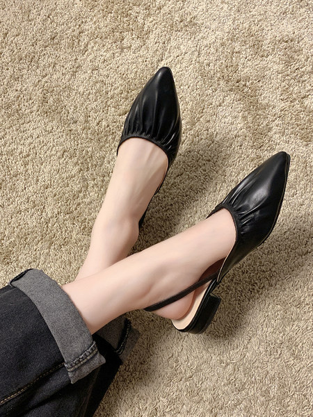 Šiljati model ženskih kožnih sandala s ravnim potplatom