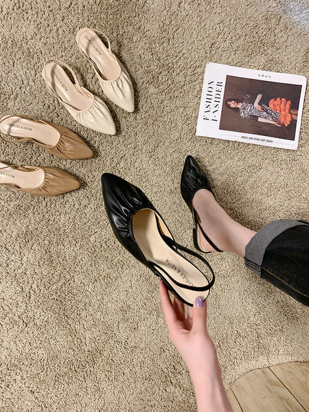 Šiljati model ženskih kožnih sandala s ravnim potplatom