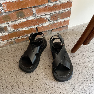 Καθημερινά γυναικεία σανδάλια με ατυρωτά λουράκια και επίπεδη σόλα