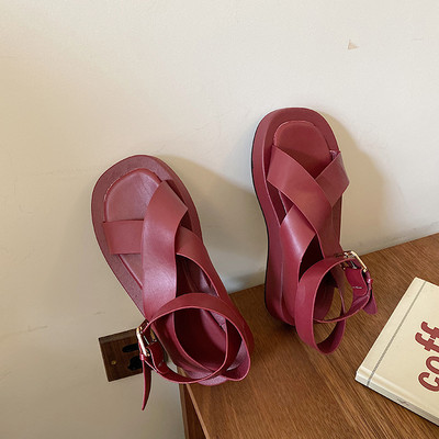 Καθημερινά γυναικεία σανδάλια με ατυρωτά λουράκια και επίπεδη σόλα