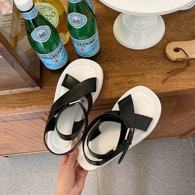 Καθημερινά γυναικεία σανδάλια με ατυρωτά λουράκια και επίπεδη σόλα