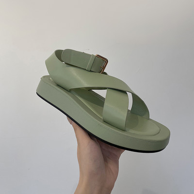 Καθημερινά γυναικεία σανδάλια με ατυρωτά λουράκια και επίπεδη σόλα