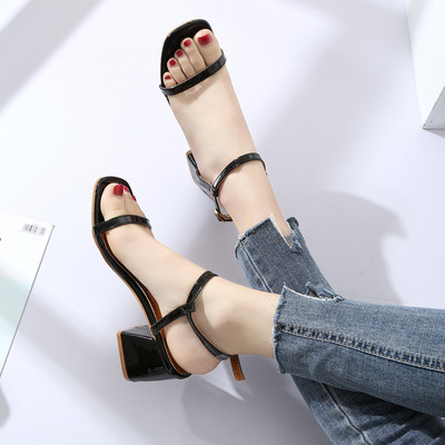 Γυναικεία σανδάλια λουστρίν με τετράγωνο τακούνι με αγκράφα