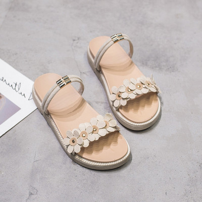 Γυναικεία σανδάλια με επίπεδη σόλα 3D λουλούδια και μεταλλικό στοιχείο