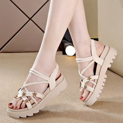 Γυναικεία casual σανδάλια από οικολογικό σουέτ με μεταλλική διακόσμηση