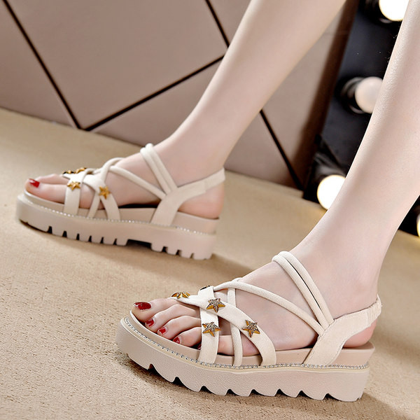 Γυναικεία casual σανδάλια από οικολογικό σουέτ με μεταλλική διακόσμηση