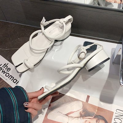 Nahast rihmade ja madala kontsaga naiste sandaalid