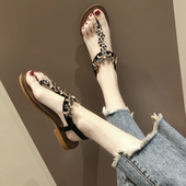Ženske sandale između vrhova sa ukrasnim kamenčićima