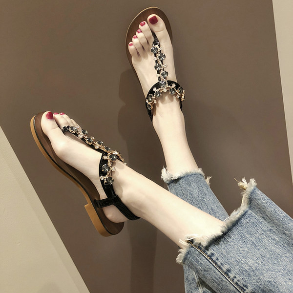 Ženske sandale između vrhova sa ukrasnim kamenčićima