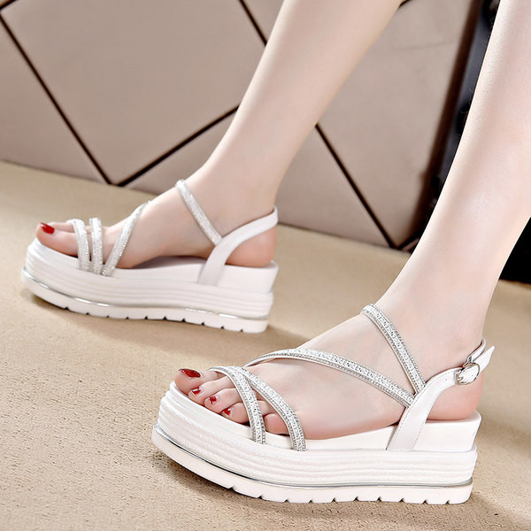 Ležerne sandale s ravnom platformom i tankim remenčićima s kamenčićima