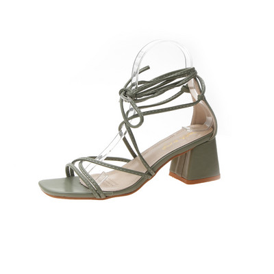 Γυναικεία σανδάλια από οικολογικό δέρμα με τετράγωνο τακούνι και κορδόνια