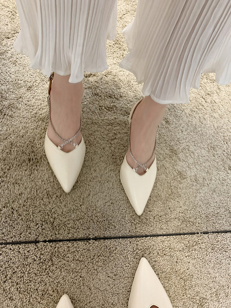 Šiljati model ženskih kožnih sandala i križnih remena s kamenčićima