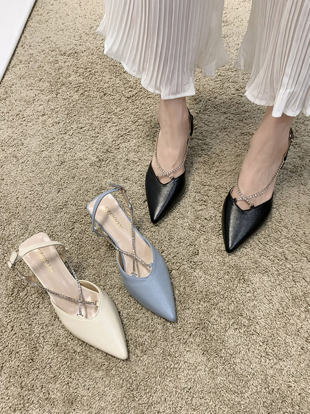 Šiljati model ženskih kožnih sandala i križnih remena s kamenčićima