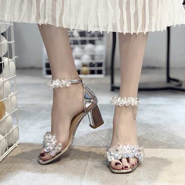 Elegantiški moteriški sandalai su kvadratiniu kulnu ir akmenukais