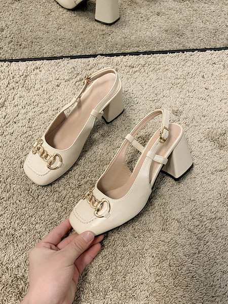 Γυναικεία έκο δερμάτινα σανδάλια με μεταλλική διακόσμηση και χοντρό τακούνι