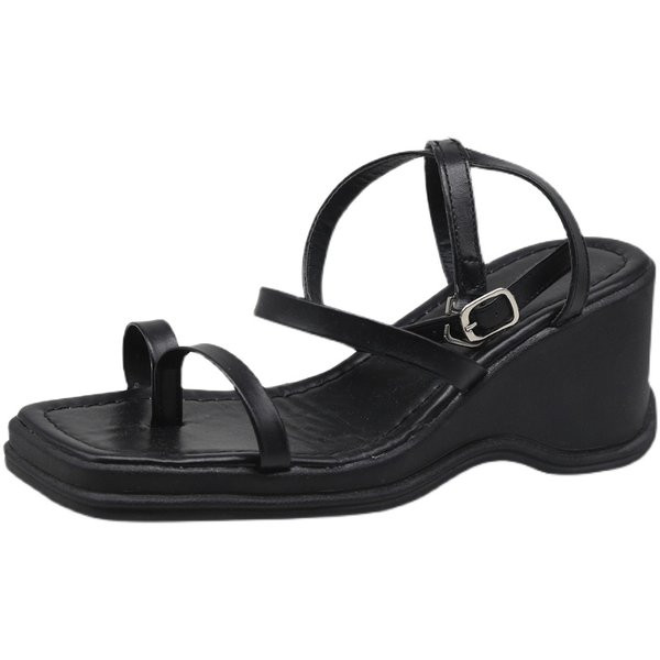 Novi model ljetnih sandala na platformu sa tankim remenčićima