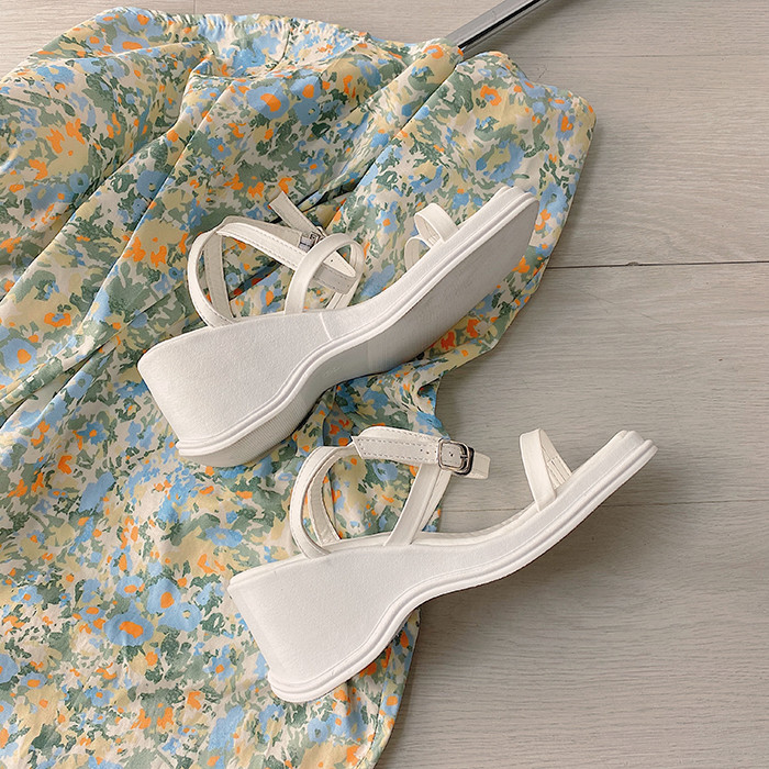 Novi model ljetnih sandala na platformu sa tankim remenčićima