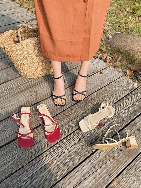 Jauns sieviešu sandaļu modelis ar 5 cm papēdi un krusteniskām siksnām