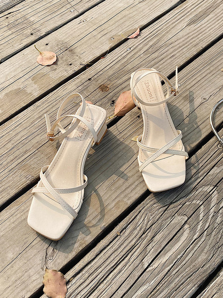 Jauns sieviešu sandaļu modelis ar 5 cm papēdi un krusteniskām siksnām