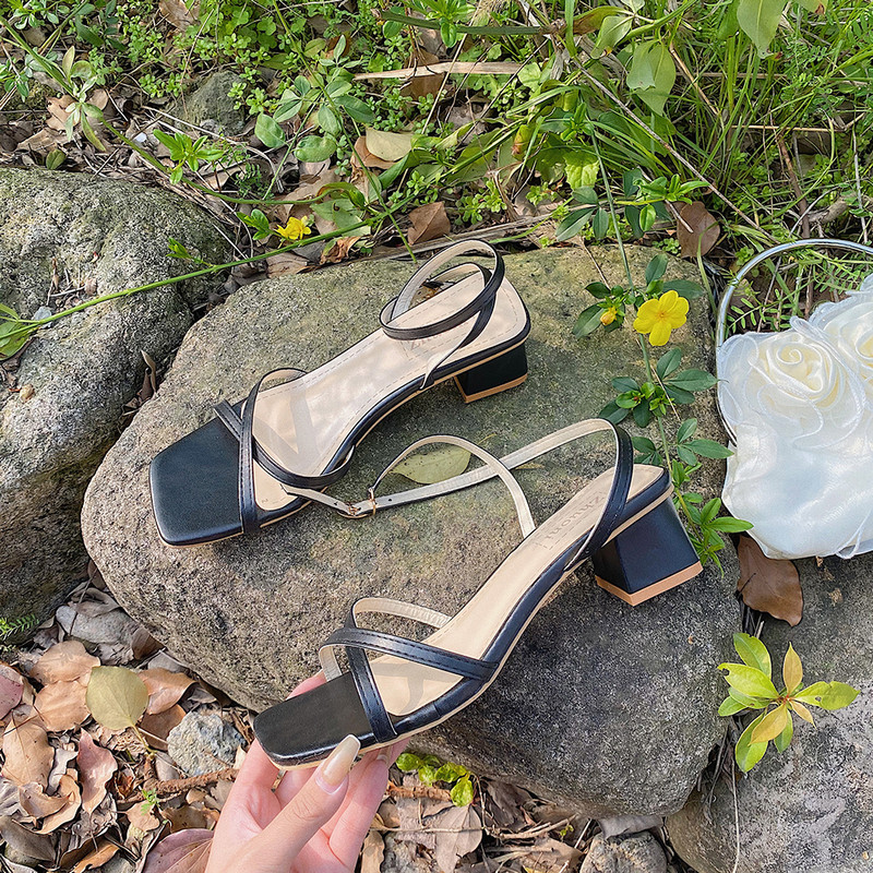 Jauns sieviešu sandaļu modelis ar 5 cm papēdi un krusteniskām siksnām