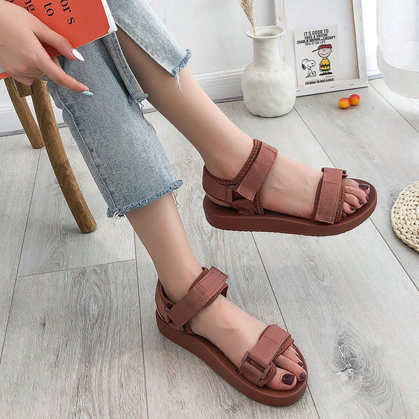 Ikdienas sandales ar plakanu zoli un velcro aizdari sievietēm