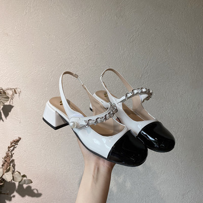 Καθημερινά στρογγυλά μοντέλα σανδάλια με μεταλλική αλυσίδα