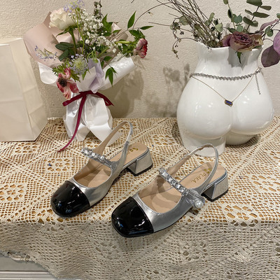 Καθημερινά στρογγυλά μοντέλα σανδάλια με μεταλλική αλυσίδα