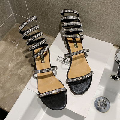 Sieviešu sandales ar papēdi un dekoratīviem akmeņiem