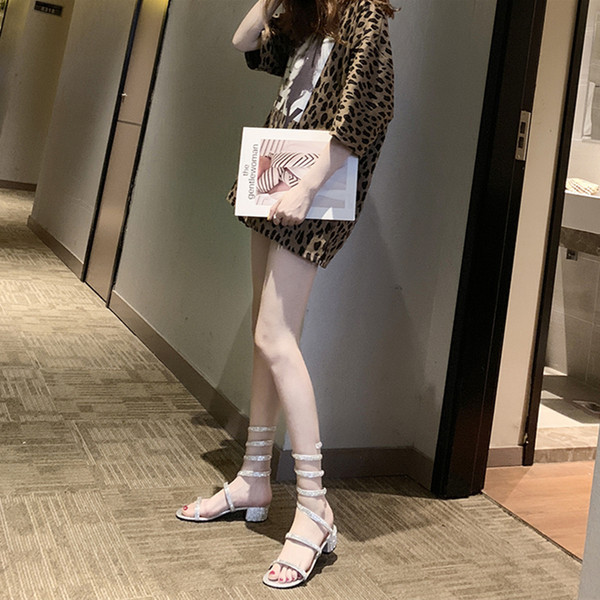 Sieviešu sandales ar papēdi un dekoratīviem akmeņiem