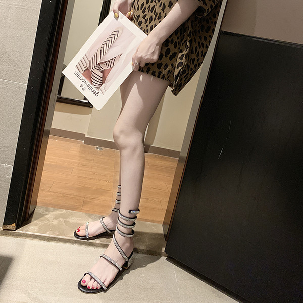 Sieviešu sandales ar papēdi un dekoratīviem akmeņiem