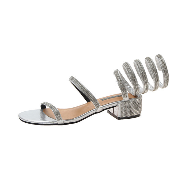 Sieviešu sandales ar papēdi un dekoratīviem akmeņiem